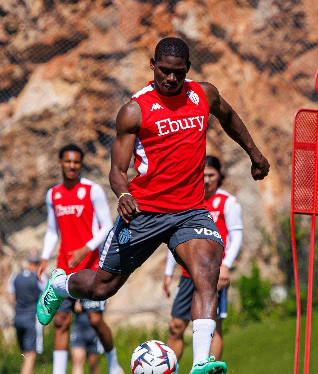 法甲赛程吃紧，摩纳哥赛前止住颓势，压力陡增，临场指挥获称赞的简单介绍